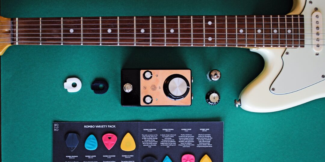 https://www.pexels.com/photo/an-electric-guitar-and-an-assortment-of-plectrums-11367094/